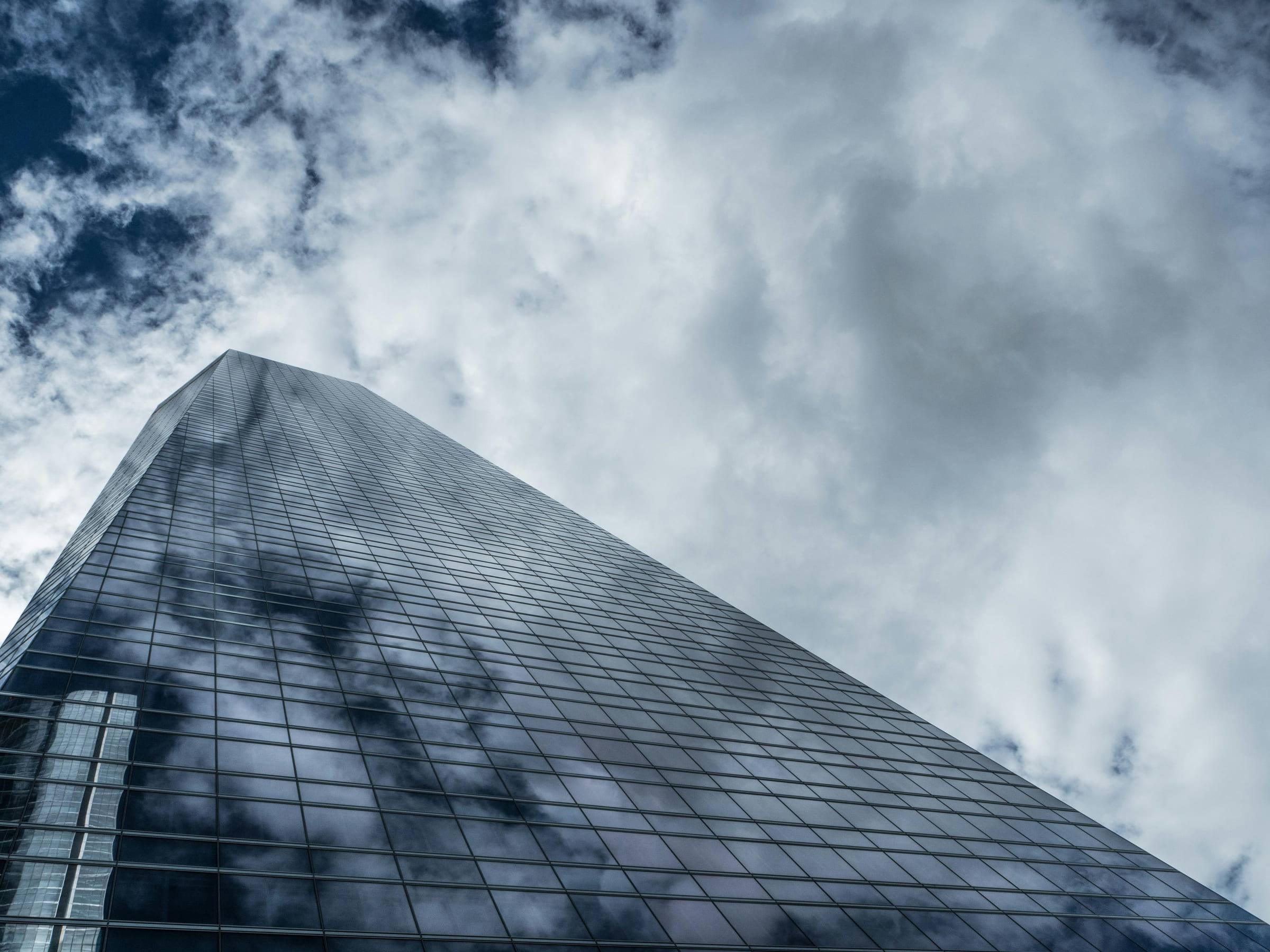 La torre Iberdrola de Bilbao recortada contra un cielo de tormenta