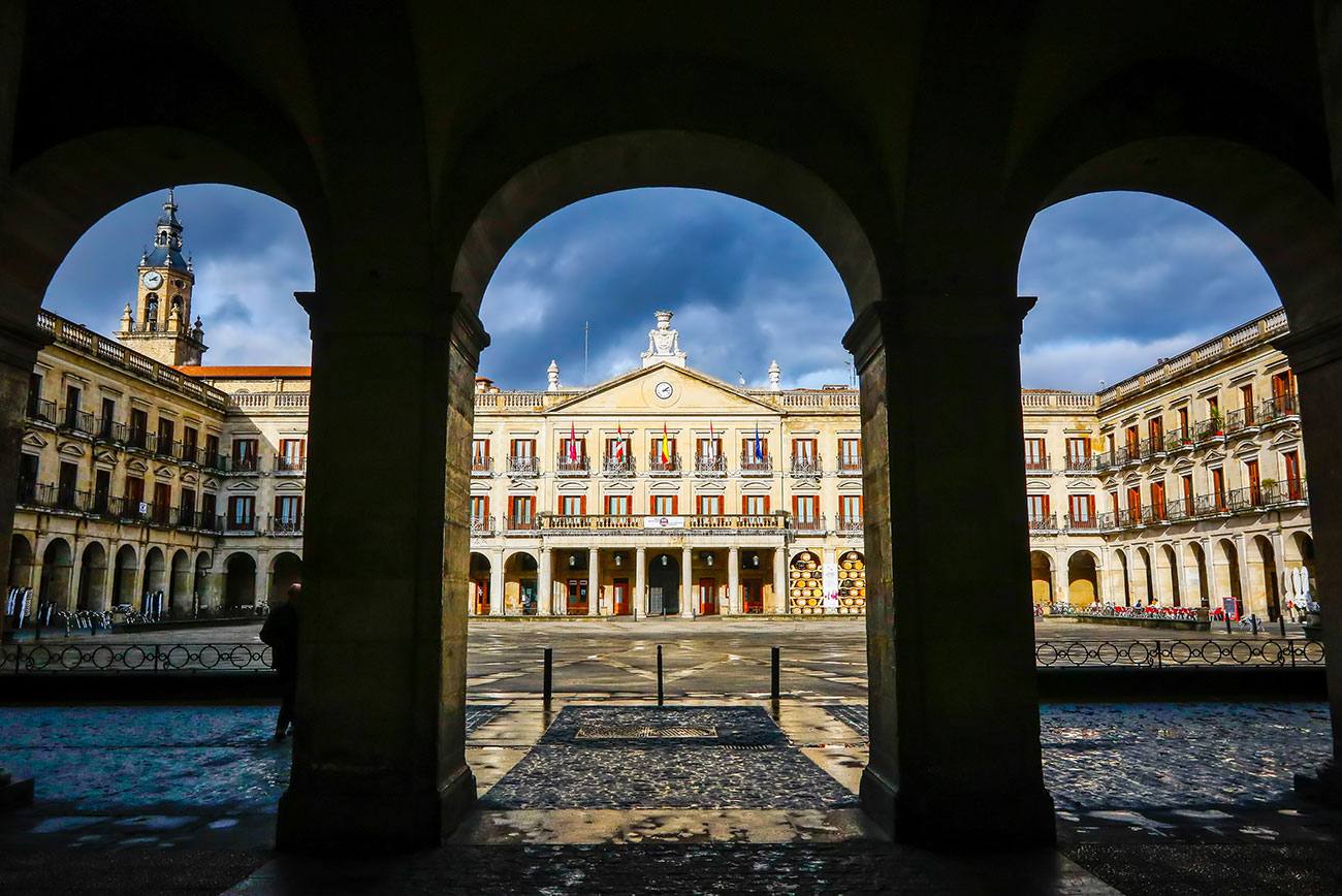 Arcadas de una plaza institucional en Bilbao